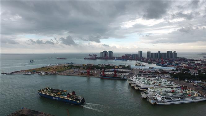 Phà chở khách neo tại cảng để tránh bão ở Hải Khẩu, Hải Nam, Trung Quốc. (Ảnh: THX/TTXVN)