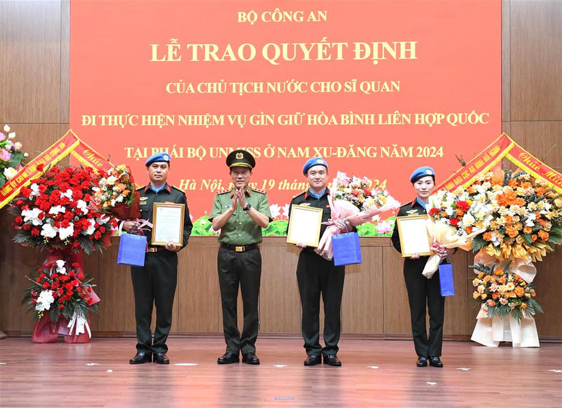 Thừa ủy quyền, Bộ trưởng Lương Tam Quang trao Quyết định của Chủ tịch nước đối với 3 sỹ quan Công an Nhân dân. (Nguồn: Cổng thông tin Bộ Công an)