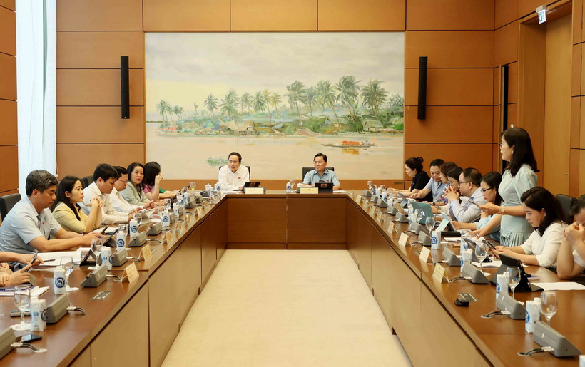 Các đại biểu Quốc hội thảo luận tại tổ về dự án Luật Phòng cháy, chữa cháy và cứu nạn, cứu hộ. (Ảnh: An Đăng/TTXVN)