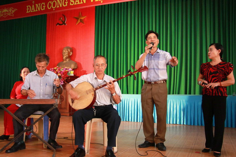 Các thành viên Câu lạc bộ hát chèo thôn Phú Văn Nam, xã Hải Châu, huyện Hải Hậu, tỉnh Nam Định, hầu hết là người cao tuổi nên việc gìn giữ nghệ thuật chèo đang gặp nhiều khó khăn. (Ảnh: Công Luật/TTXVN)