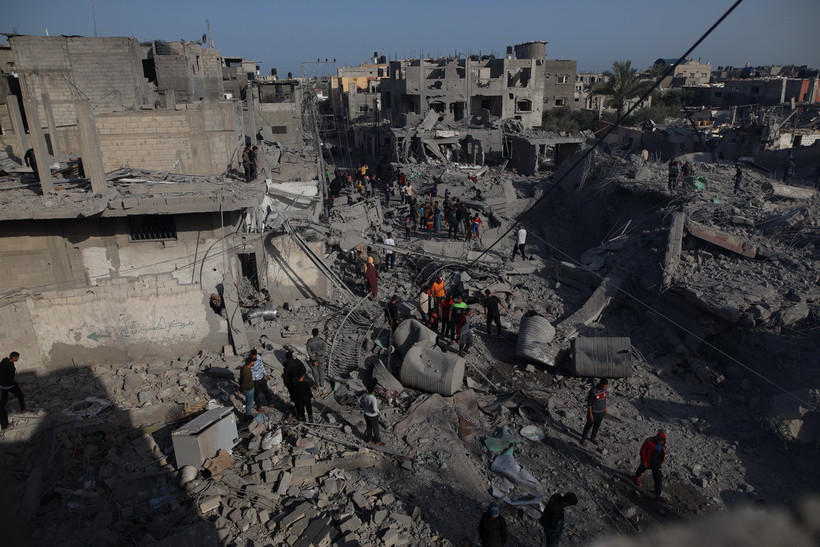 Các tòa nhà bị phá hủy sau cuộc không kích của Israel xuống thành phố Deir el-Balah, Dải Gaza, ngày 2/4. (Ảnh: THX/TTXVN)