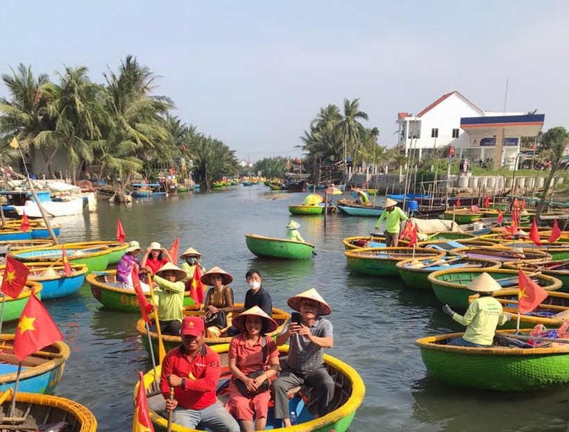 Du khách ngồi trên các chiếc thuyền thúng do người dân địa phương chèo để tận hưởng vẻ đẹp sông nước. (Ảnh: Thúy Lan/Vietnam+)