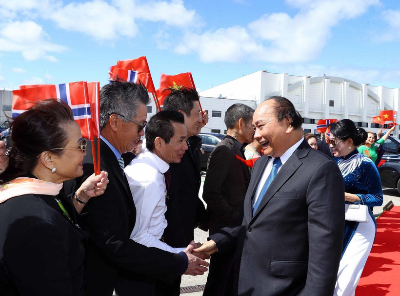 Cán bộ, nhân viên Đại sứ quán và đại diện cộng đồng người Việt Nam tại Na Uy tiễn Thủ tướng Nguyễn Xuân Phúc và Phu nhân tại sân bay Oslo, Gardermoen. (Ảnh: Thống Nhất/TTXVN)