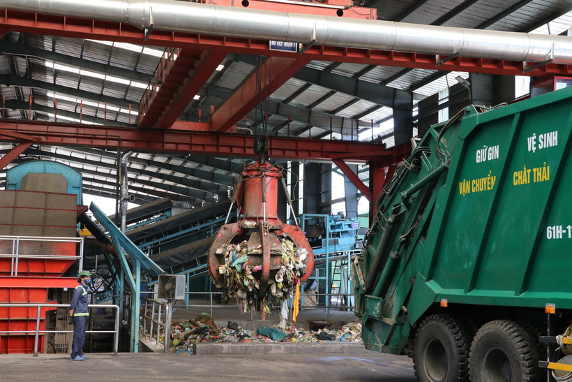 Quy trình thu gom rác đưa về xử lý vào dây chuyển phân loại rác trước khi chuyển vào lò đốt thành điện và làm phân bón hữu cơ. (Ảnh: Dương Chí Tưởng/TTXVN)