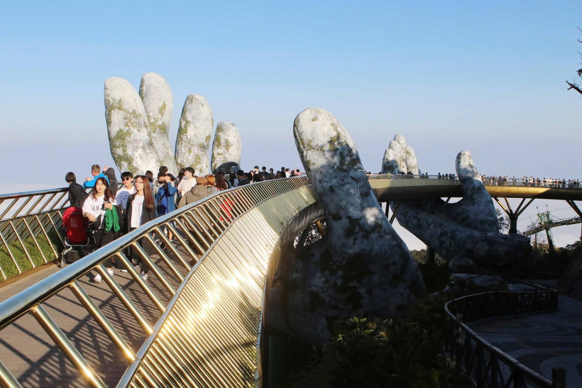 Khách đến tham quan Khu du lịch Bà Nà Hills của Đà Nẵng. (Ảnh: TTXVN)