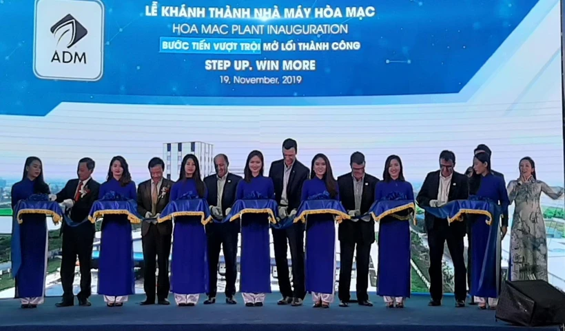 Nghi thức cắt băng khánh thành Nhà máy. (Ảnh: Nguyễn Chinh/TTXVN)