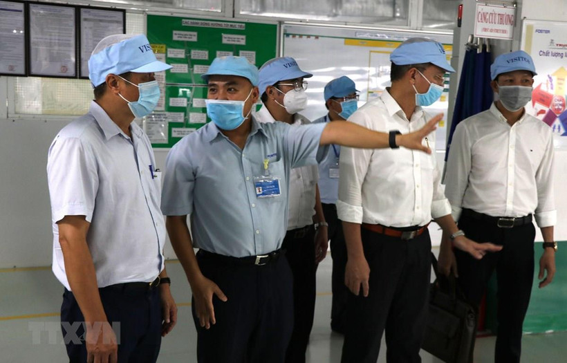 Đoàn công tác của Bộ Y tế làm việc tại Công ty TNHH Điện tử Foster Đà Nẵng (Khu công nghiệp Hòa Cầm). (Ảnh: Quốc Dũng/TTXVN)