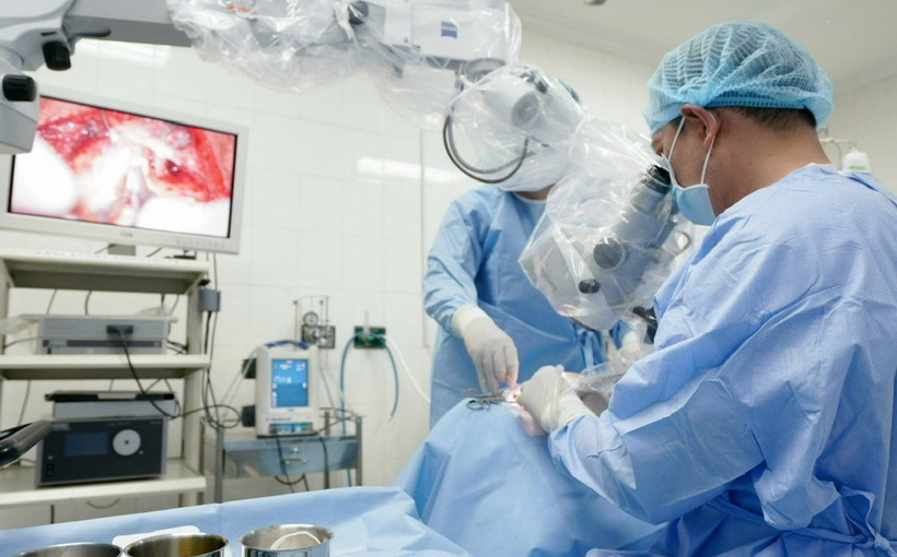 Bác sỹ Bệnh viện Tai mũi họng TP.HCM phẫu thuật cấy ốc tai điện tử cho người bệnh. (Ảnh: TTXVN phát)