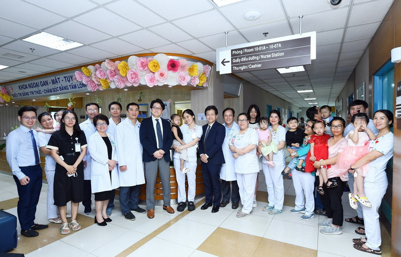 Các bệnh nhi được ghép gan trong 2 năm qua cùng đội ngũ y bác sĩ Bệnh viện Đại học Y dược Thành phố Hồ Chí Minh và các chuyên gia Nhật Bản. (Ảnh: TTXVN phát)