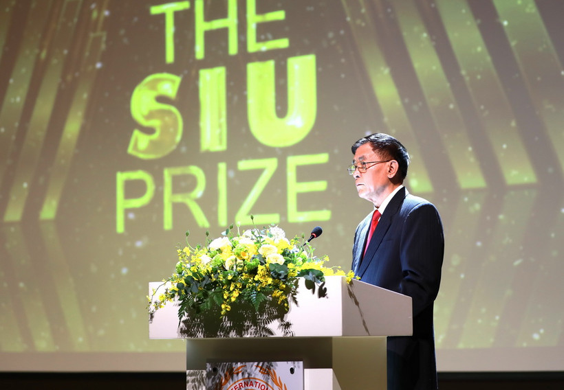 Tiến sỹ Phạm Quý Tỵ, Hiệu trưởng Trường Đại học tư thục Quốc tế Sài Gòn công bố giải thưởng. (Ảnh: Thu Hoài/TTXVN)