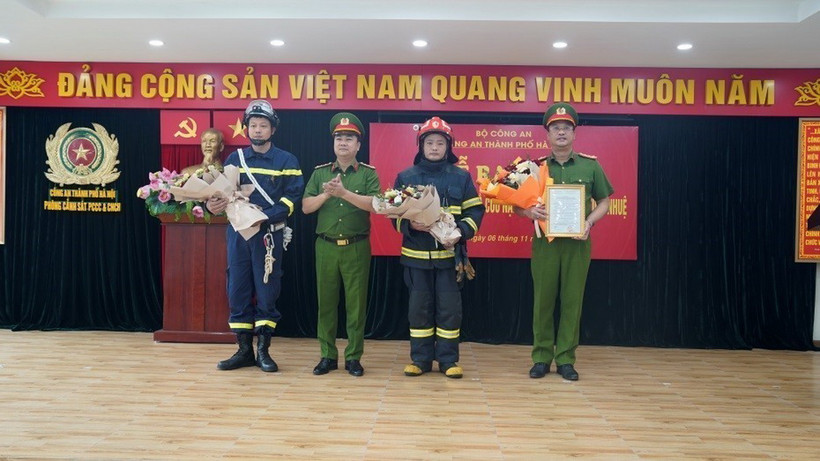 Ra mắt 2 Tổ Cảnh sát chữa cháy và cứu nạn cứu hộ đặc biệt tinh nhuệ. (Ảnh TTXVN phát)