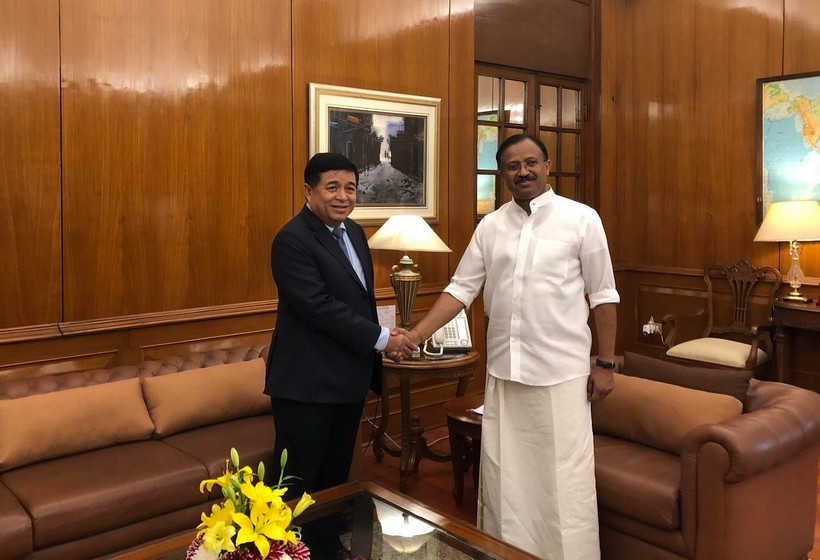 Bộ trưởng Bộ Kế hoạch và Đầu tư Nguyễn Chí Dũng và Bộ trưởng Quốc vụ Bộ Ngoại giao Ấn Độ Shri V. Muraleedharan. (Ảnh: Huy Lê//TTXVN)