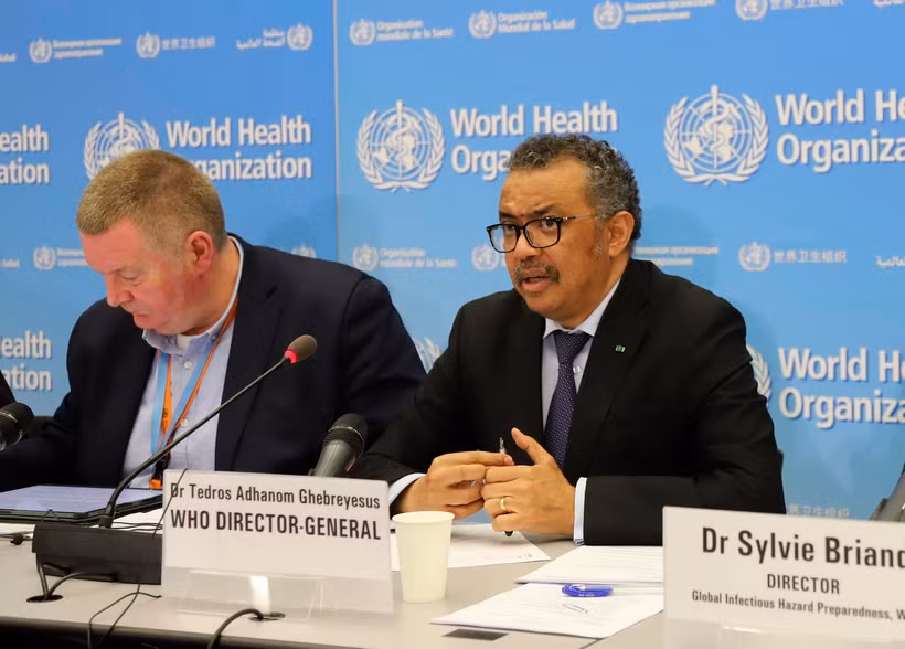 Tổng giám đốc WHO Tedros Adhanom Ghebreyesus (phải) phát biểu tại cuộc họp báo ở Geneva, Thụy Sĩ. (Ảnh: THX/TTXVN)