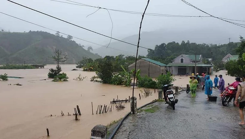 Hàng trăm hộ dân tại xã Đăk Pek, huyện Đăk Glei phải di dời do mực nước dâng cao. (Ảnh: TTXVN phát)