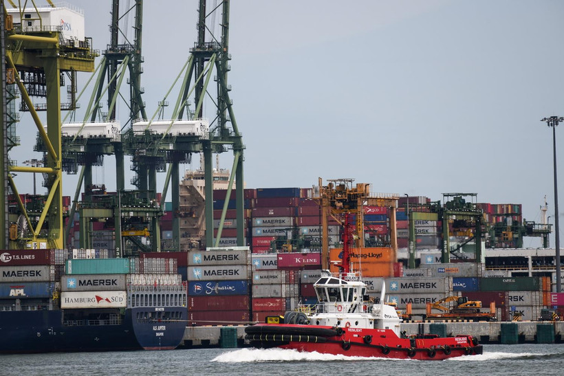 Tàu hàng neo đậu tại cảng ở Singapore, ngày 18/5 vừa qua. (Ảnh: AFP/TTXVN)