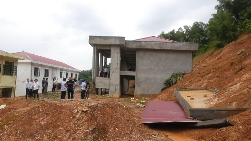 Khối lượng lớn đất do sạt trượt taluy dương đổ ập xuống công trình xây dựng nhà lớp học và các công trình phụ trợ của Trường trung học cơ sở xã Lâm Phú, huyện Lang Chánh, tỉnh Thanh Hóa. (Ảnh: TTXVN phát)
