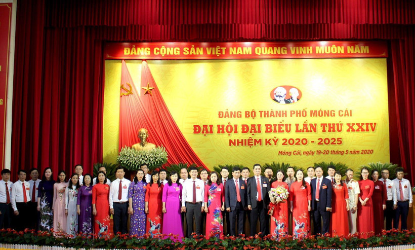 Ban Chấp hành Đảng bộ thành phố Móng Cái ra mắt đại hội. (Ảnh: Bùi Đức Hiếu/TTXVN)