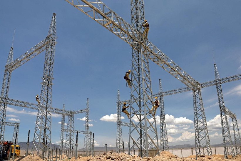 Công nhân điện lực kểm tra, giám sát kỹ thuật xây lắp. (Ảnh: Ngọc Hà/TTXVN)