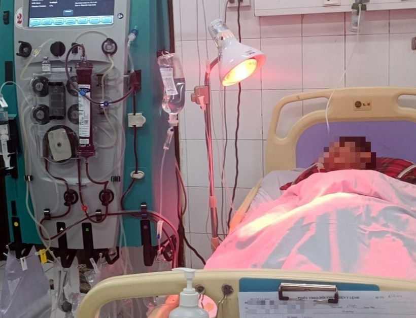 Điều trị cho một bệnh nhân ngộ độc methanol và được lọc máu. (Ảnh: TTXVN phát)