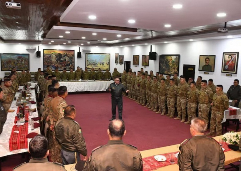 Tướng Juan Jose Zuniga (giữa) phát biểu tại La Paz, Bolivia. (Ảnh: Asia One/ TTXVN)