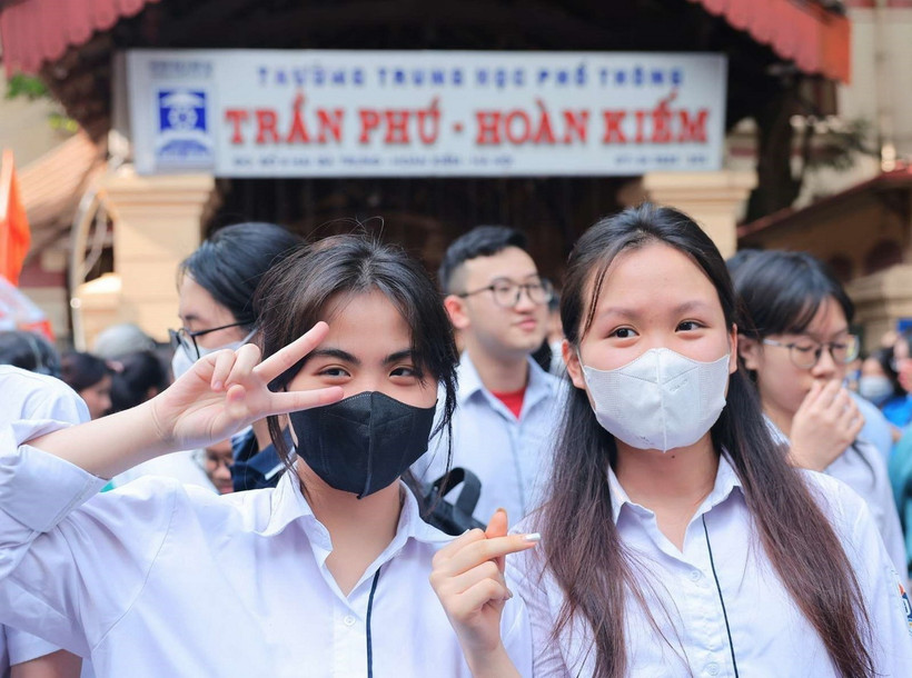 Thí sinh điểm thi Trường THPT Trần Phú-Hoàn Kiếm, quận Hoàn Kiếm, Hà Nội, vui mừng khi hoàn thành tốt môn thi cuối. (Ảnh: Hoàng Hiếu/TTXVN)