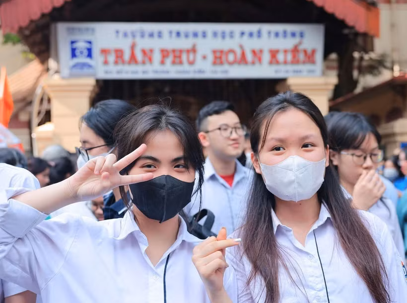 Thí sinh điểm thi Trường THPT Trần Phú-Hoàn Kiếm, quận Hoàn Kiếm, Hà Nội, vui mừng khi hoàn thành tốt môn thi cuối. (Ảnh: Hoàng Hiếu/TTXVN)