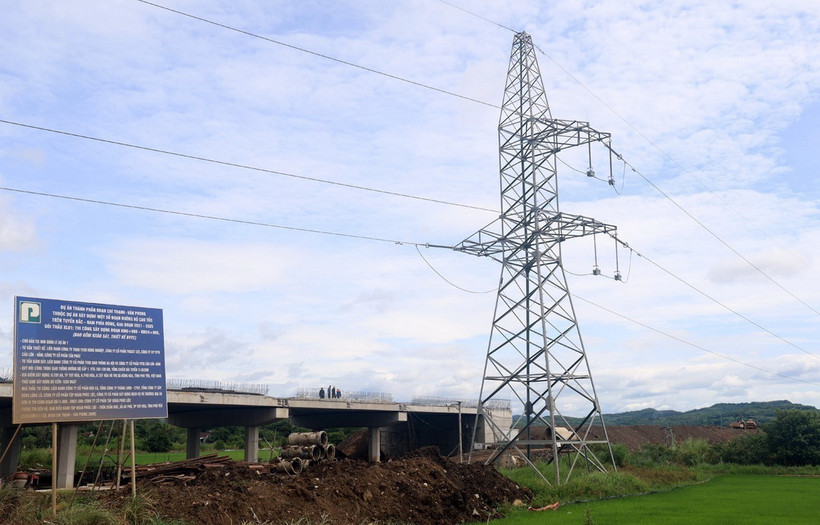 Trụ điện 22kV chưa được di dời nằm sát vị trí đường công vụ và thi công cầu dự án thành phần cao tốc Chí Thạnh-Vân Phong. (Ảnh: Xuân Triệu/TTXVN)
