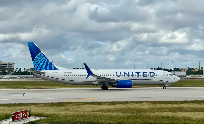 Một máy bay của hãng hàng không United Airlines tại sân bay Miami, bang Florida, Mỹ. (Ảnh: AFP/TTXVN)