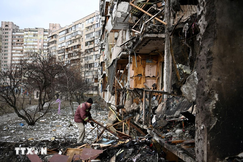 Tòa chung cư bị phá hủy ở Koshytsa, ngoại ô thủ đô Kiev, trong chiến dịch quân sự của Nga tại Ukraine, ngày 25/2/2022. (Ảnh: AFP/TTXVN)