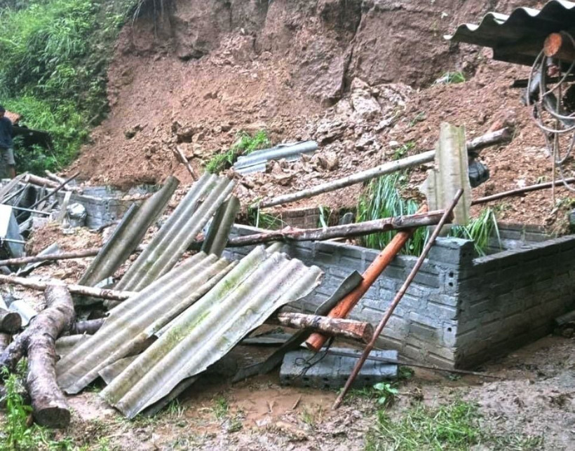 Mưa lũ trong nhiều giờ khiến nhiều ngôi nhà của bà con dân tộc thiểu số ở huyện Hoàng Su Phì bị sạt lở đất đá, đổ tường nhà. (Ảnh: TTXVN phát)