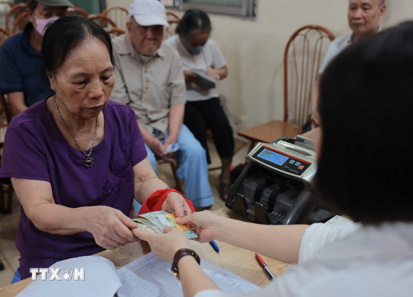 Chi trả lương hưu. (Nguồn: TTXVN)