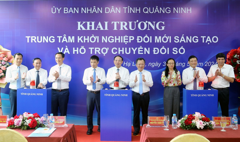 Các đại biểu ấn nút khai trương Trung tâm khởi nghiệp đổi mới sáng tạo và hỗ trợ chuyển đổi số. (Ảnh: Văn Đức/TTXVN)