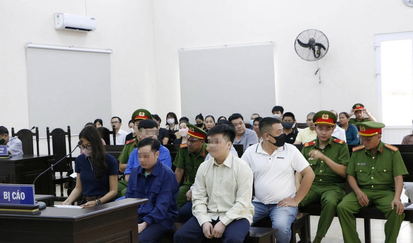 Các bị cáo (3 bị cáo bị tạm giam, 3 bị cáo được tại ngoại) tại phiên tòa. (Ảnh: Huyền Trang/TTXVN)