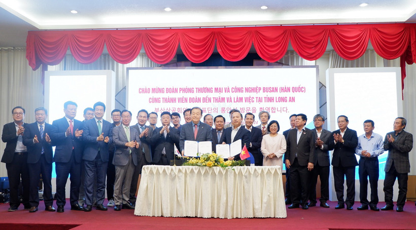 Ký kết hợp tác giữa tỉnh Long An và thành phố Busan của Hàn Quốc. (Ảnh: Đức Hạnh/TTXVN)