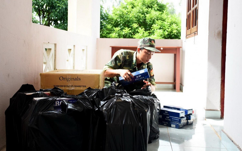 Cán bộ, chiến sỹ Đồn Biên phòng Vĩnh Nguơn kiểm đếm số tang vật vừa thu giữ. (Ảnh: Công Mạo/TTXVN)