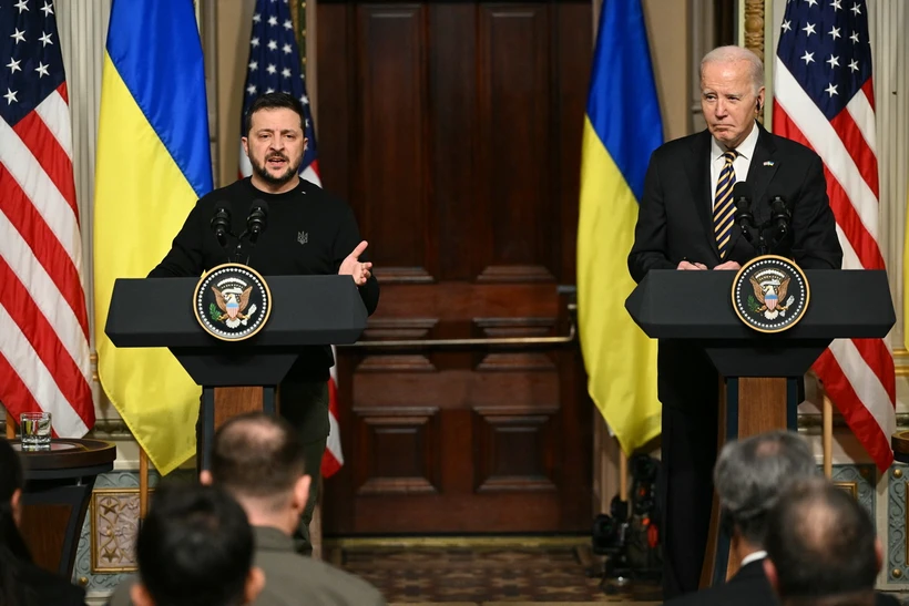 Tổng thống Mỹ Joe Biden (phải) và Tổng thống Ukraine Volodymyr Zelensky trong cuộc gặp tại Nhà Trắng, Washington DC., ngày 12/12/2023. (Ảnh: AFP/TTXVN)