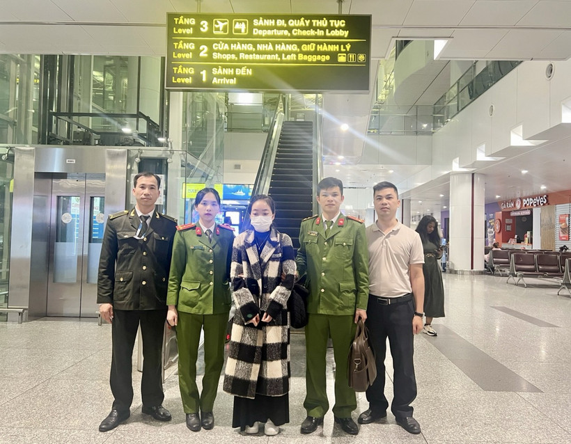 Đối tượng Lê Thị Diễm My bị bắt khi vừa chuẩn bị làm thủ tục về Việt Nam. (Nguồn: Công an Quảng bình)