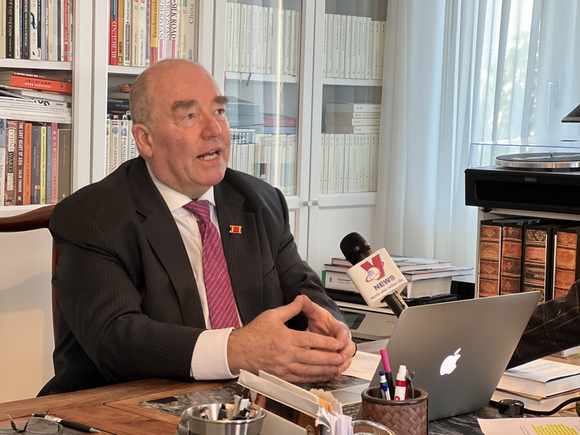 Ông Rolf Schulze, cựu Đại sứ Đức tại Việt Nam từ năm 2007-2011, hiện là Chủ tịch Hội Đức-Việt (GBA), trả lời phỏng vấn phóng viên TTXVN. (Ảnh: Phương Hoa/TTXVN)