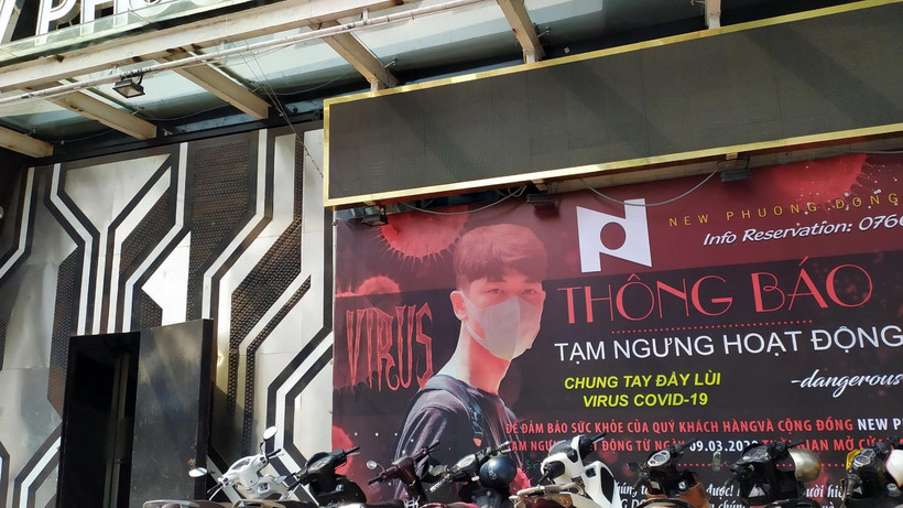 Vũ trường New Phương Đông ở Đà Nẵng đã treo thông báo tạm dừng hoạt động để chung tay cùng cộng đồng phòng chống dịch Covid-19. (Ảnh: Trần Lê Lâm/TTXVN)