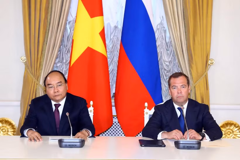 Thủ tướng Nguyễn Xuân Phúc và Thủ tướng Liên bang Nga Dmitri Medvedev gặp gỡ báo chí sau hội đàm. (Ảnh: Thống Nhất/TTXVN)