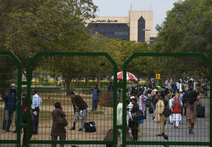 Hành khách chờ đợi bên ngoài sân bay quốc tế Jinnah ở Karachi, Pakistan, ngày 1/3 vừa qua. (Ảnh: AFP/TTXVN)