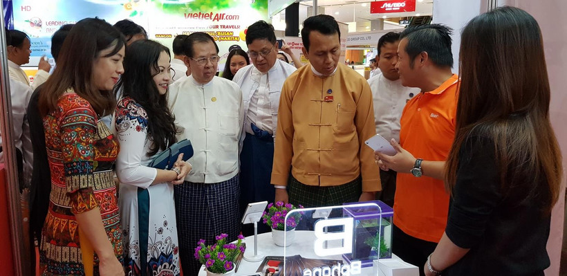 Đại biểu tham quan các gian hàng tại Triển lãm “Thương hiệu Việt Nam tại Myanmar - Chất lượng hướng đến thành công.” (Ảnh: TTXVN phát)