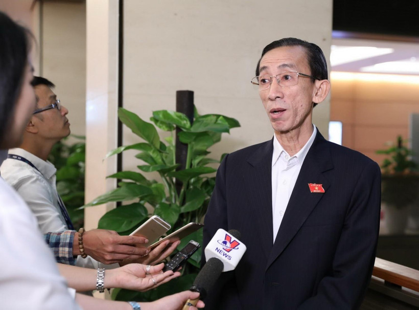 Đại biểu Quốc hội Thành phố Hồ Chí Minh Trần Hoàng Ngân trả lời báo chí bên hành lang Quốc hội. (Ảnh: Văn Điệp/TTXVN)