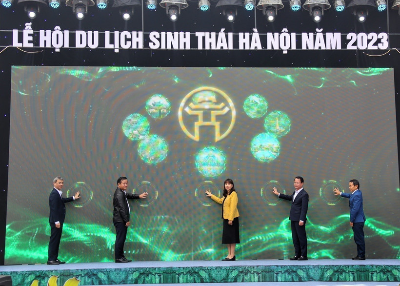 Các đại biểu thực hiện nghi thức bấm nút khai mạc Lễ hội Du lịch Sinh thái Hà Nội 2023 "Ba Vì trải nghiệm xanh." (Ảnh: Tuấn Đức/TTXVN)