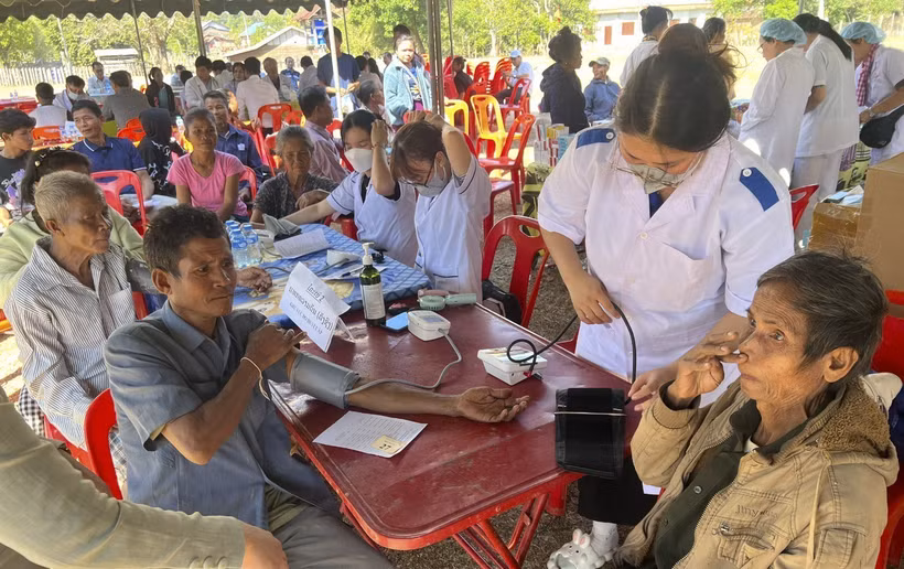 Các bác sỹ thăm khám sức khỏe cho những người dân có hoàn cảnh khó khăn tại tỉnh Khammouan. (Ảnh: TTXVN phát) 