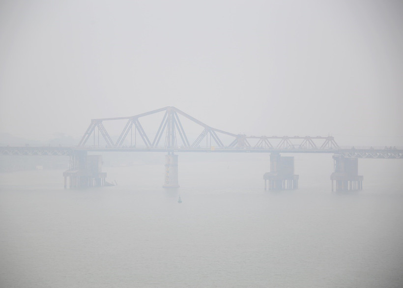 Cầu Long Biên chìm trong lớp sương mù dày đặc. (Ảnh: Tuấn Đức/TTXVN)