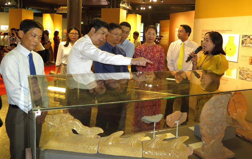 Du khách tham quan trưng bày trong ngày khai mạc. (Ảnh: Tường Vi/TTXVN)