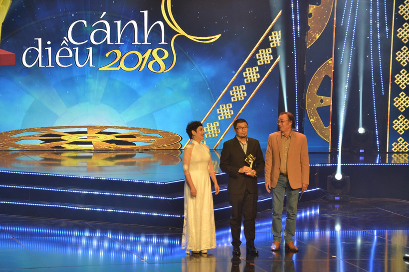 Đạo diễn Charlie Nguyễn nhận Giải Cánh diều Vàng hạng mục Phim điện ảnh và Đạo diễn xuất sắc nhất. (Ảnh: Gia Thuận/TTXVN)