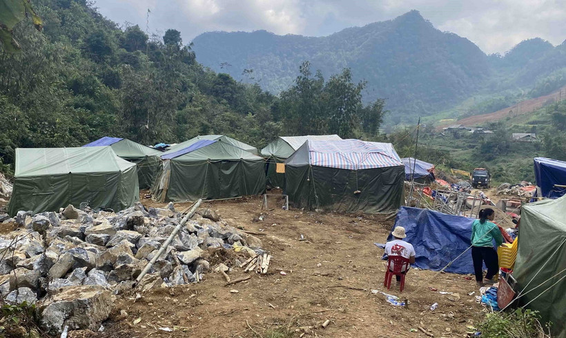 Trong khi chờ đợi xây dựng nhà mới, người dân xóm Lũng Lỳ, xã Ca Thành, huyện Tràng Định, Lạng Sơn, được chính quyền hỗ trợ làm nhà bạt để tạm trú. (Ảnh: Quốc Đạt/TTXVN)