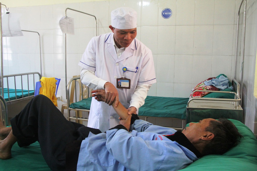 Điều dưỡng Mào Văn Hương chăm sóc sức khỏe cho bệnh nhân tại Trung tâm Y tế huyện Tủa Chùa, tỉnh Điện Biên. (Ảnh: Phan Quân/TTXVN)